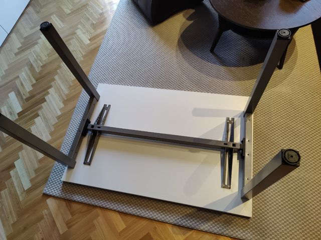 Mesa de escritorio blanca