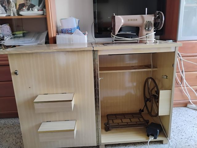 Máquina de coser Singer con mueble