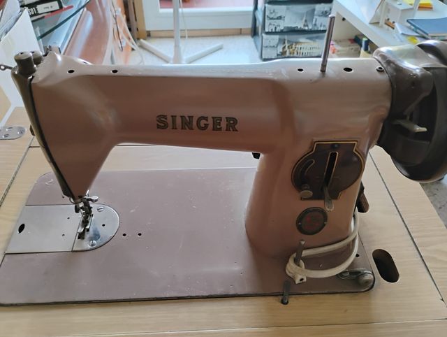 Máquina de coser Singer con mueble