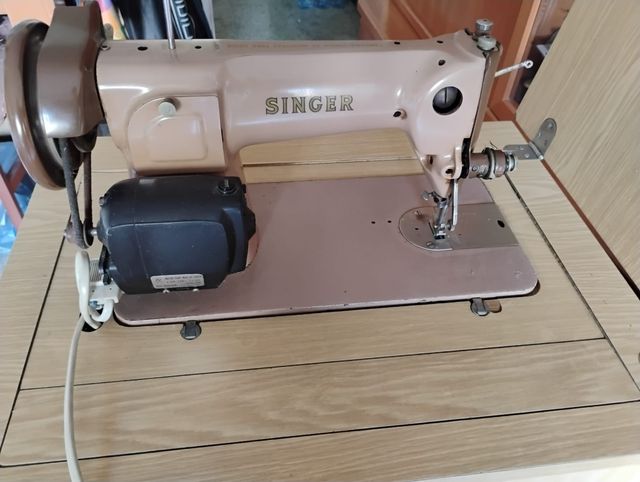Máquina de coser Singer con mueble