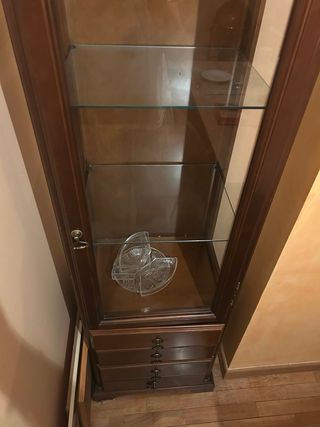 Vitrina de cristal y madera