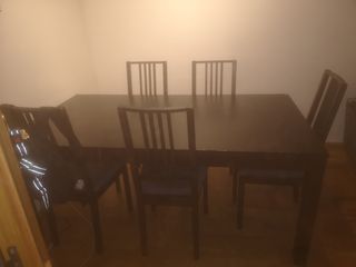 Mesa de comedor de madera