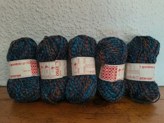 Ovillos de lana Standa multicolor.