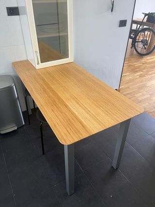 Mesa de comedor de madera y metal