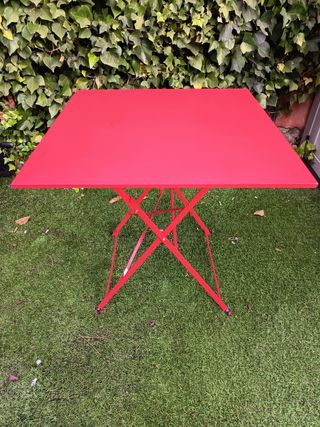 Mesa plegable roja de metal