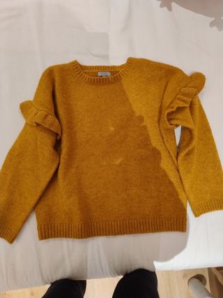 Jersey de lana amarillo con volantes