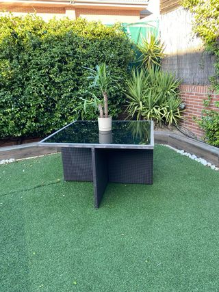Mesa de jardín de mimbre y cristal