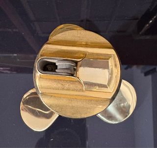 Mechero a gasolina con rueda, piedra y mecha