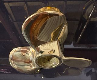 Mechero a gasolina con rueda, piedra y mecha