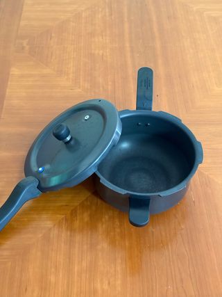 Olla a presión negra