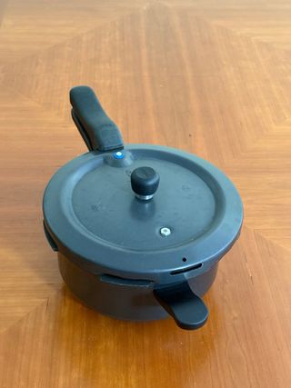 Olla a presión negra