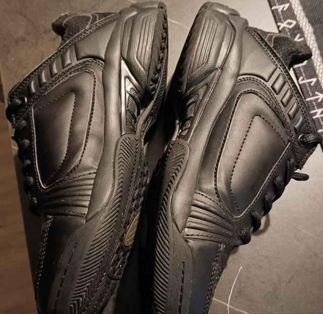 Zapatillas de piel sintética negras. Poco uso