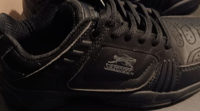 Zapatillas de piel sintética negras. Poco uso