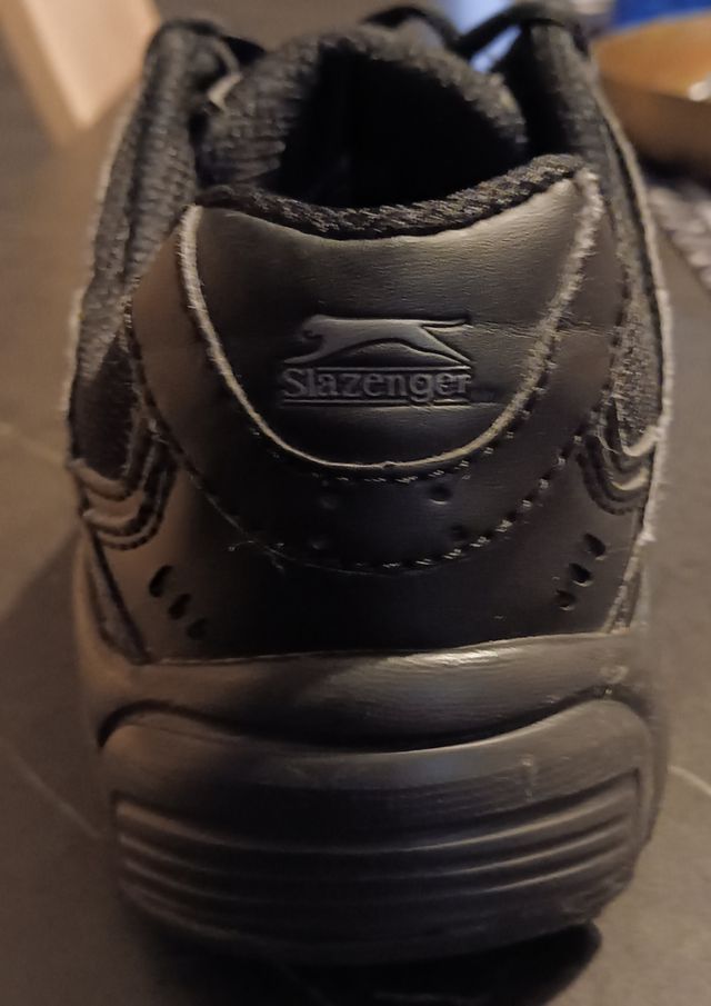 Zapatillas de piel sintética negras. Poco uso