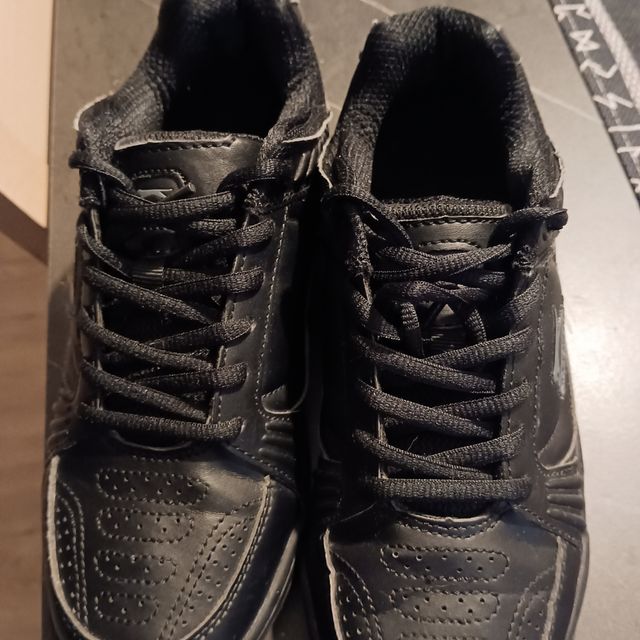 Zapatillas de piel sintética negras. Poco uso