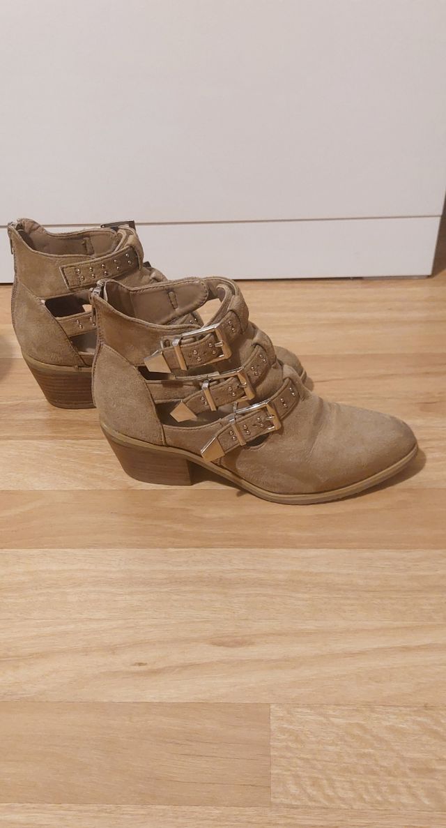 Botines Beige Abiertos con Hebillas