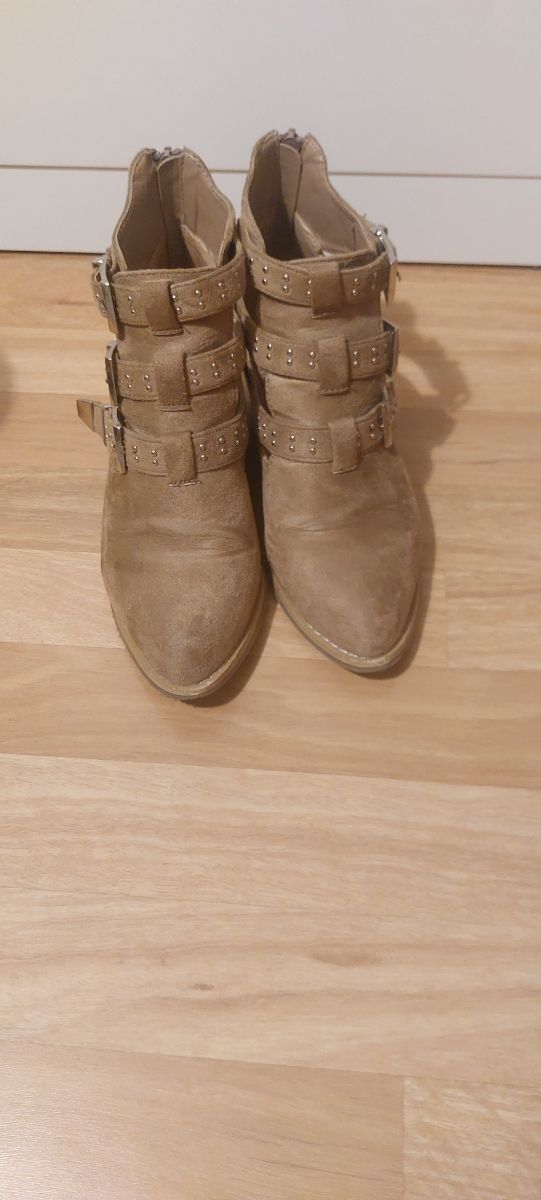 Botines Beige Abiertos con Hebillas