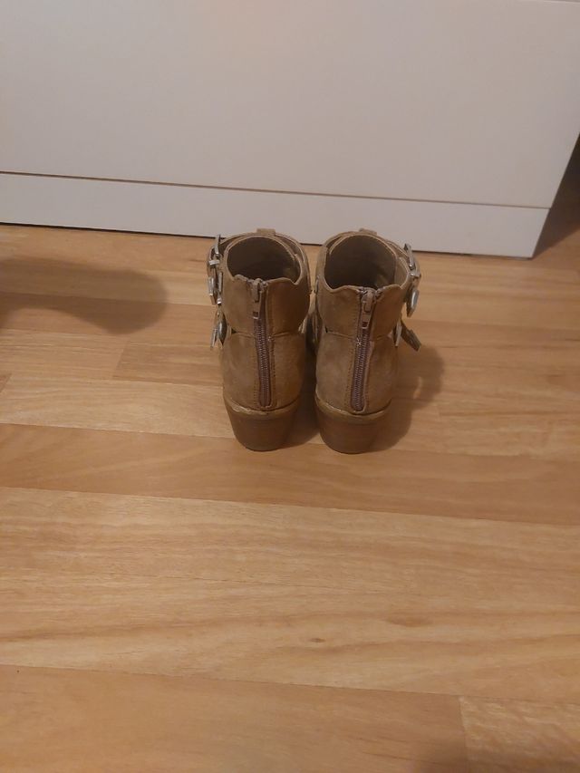 Botines Beige Abiertos con Hebillas