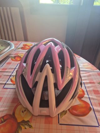 Casco de bicicleta rosa y blanco