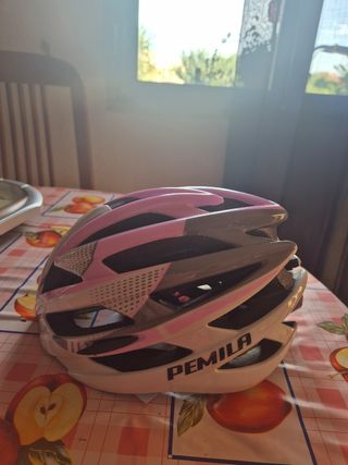 Casco de bicicleta rosa y blanco