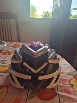 Casco de bicicleta rosa y blanco