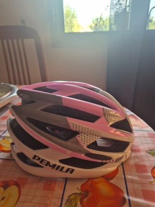 Casco de bicicleta rosa y blanco