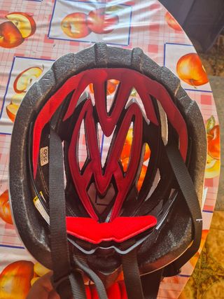 Casco de bicicleta rosa y blanco