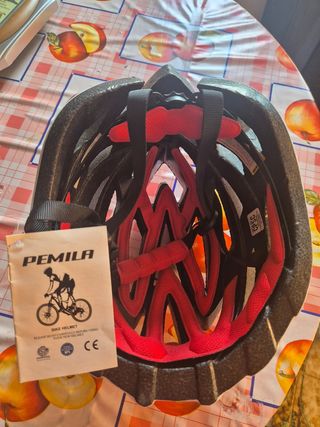 Casco de bicicleta rosa y blanco