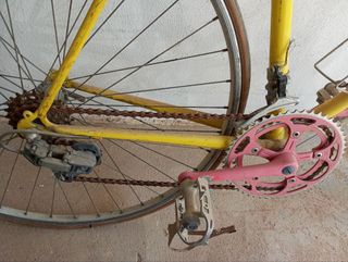 Bicicleta Amarilla con Componentes Rosas