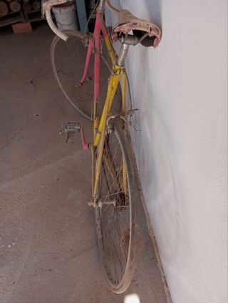 Bicicleta Amarilla con Componentes Rosas