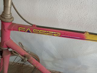 Bicicleta Amarilla con Componentes Rosas