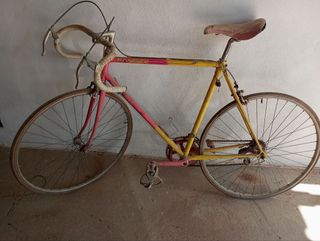 Bicicleta Amarilla con Componentes Rosas