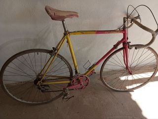 Bicicleta Amarilla con Componentes Rosas