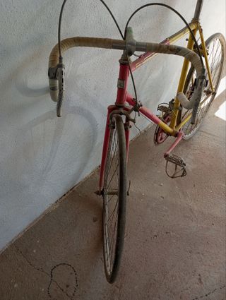 Bicicleta Amarilla con Componentes Rosas