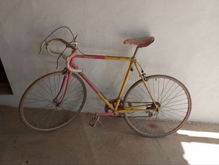 Bicicleta Amarilla con Componentes Rosas