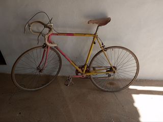 Bicicleta Amarilla con Componentes Rosas