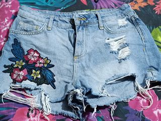 Pantalón corto vaquero Zara bordado