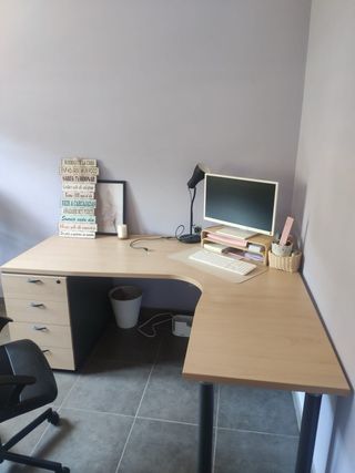 Escritorio de madera con cajonera gris