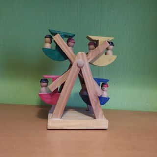 Noria de madera con figuras