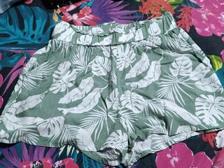 Pantalón corto estampado hojas verde y blanco