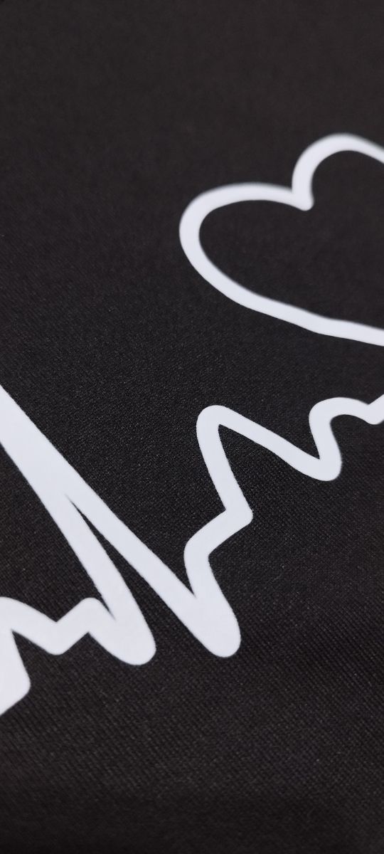T-shirt nera con stampa a cuori #588