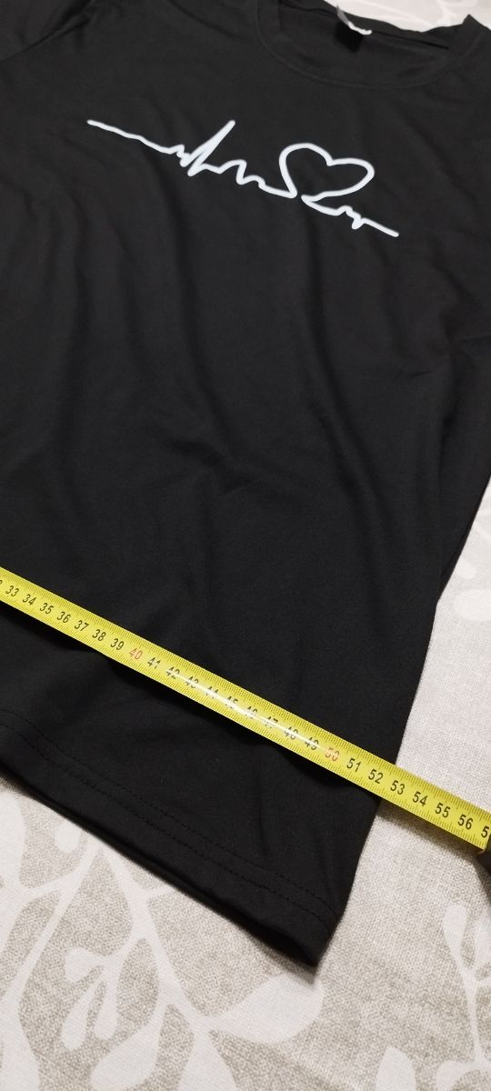 T-shirt nera con stampa a cuori #588