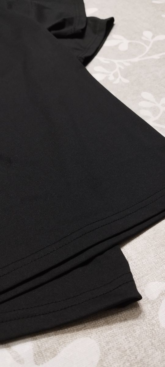 T-shirt nera con stampa a cuori #588
