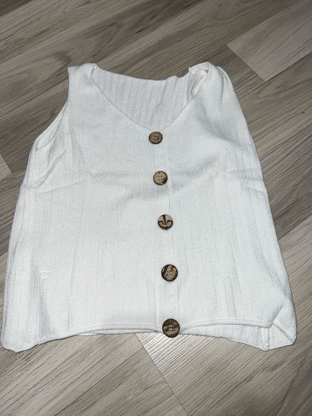 Camiseta sin mangas blanca con botones