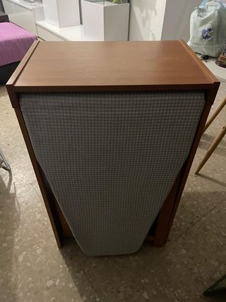 Plancha de ropa con tabla y accesorios