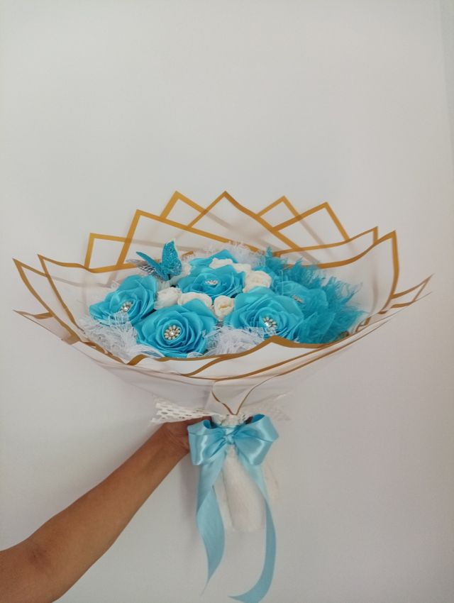 ¡OFERTA! Ramo de flores de satén azul y blanco (15