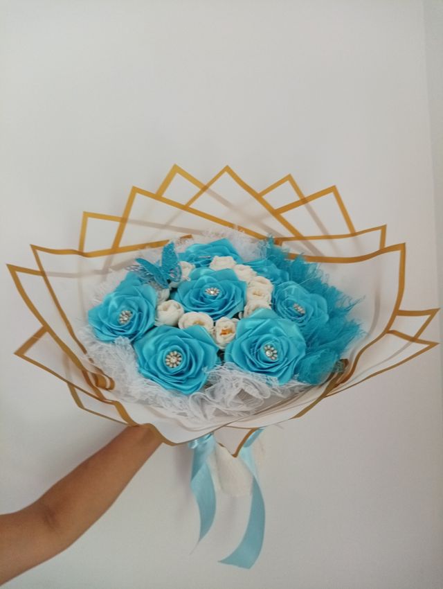 ¡OFERTA! Ramo de flores de satén azul y blanco (15