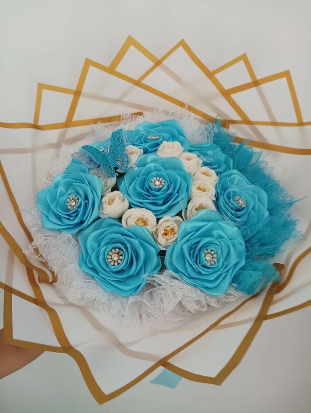 ¡OFERTA! Ramo de flores de satén azul y blanco (15