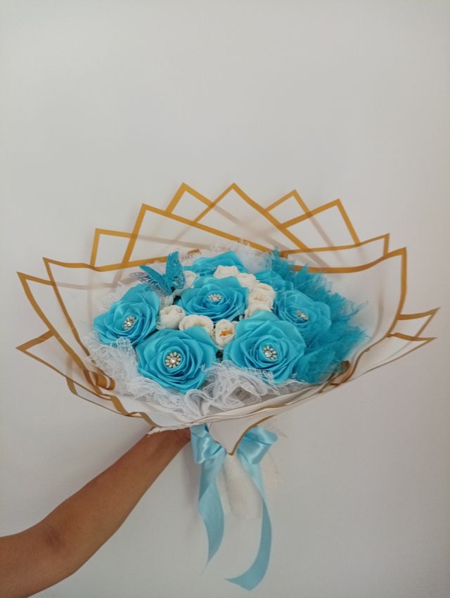 ¡OFERTA! Ramo de flores de satén azul y blanco (15