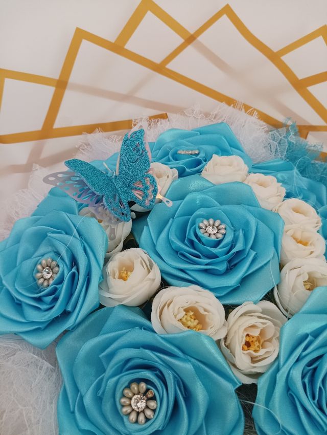 ¡OFERTA! Ramo de flores de satén azul y blanco (15